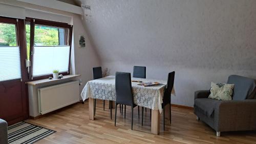 Ein Sitzbereich in der Unterkunft Ferienwohnung Friedrichsruh