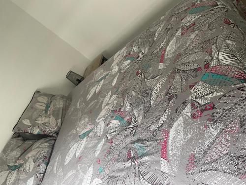 łóżko z kołdrą w sypialni w obiekcie Chambre double privée w mieście Annemasse