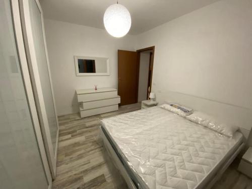 1 dormitorio blanco con 1 cama en una habitación en La Casina B&B, en Bibbiena