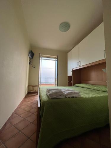 1 Schlafzimmer mit 2 Betten und Meerblick in der Unterkunft Ravè in Praia a Mare