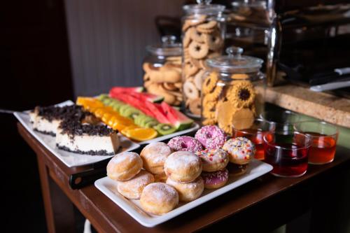 uma mesa coberta com diferentes tipos de pastelarias e sobremesas em Oliwa Park Residence em Gdansk