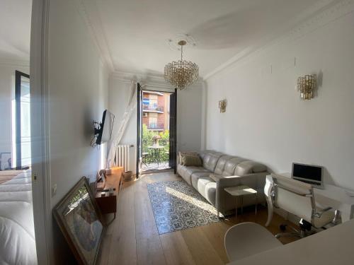 ein Wohnzimmer mit einem Sofa und einem TV in der Unterkunft Apartamento eixample Barcelona in Barcelona