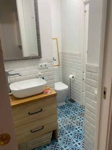 ein Bad mit einem Waschbecken und einem WC in der Unterkunft Apartamento eixample Barcelona in Barcelona
