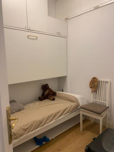 ein Teddybär auf einem Bett in einem Zimmer in der Unterkunft Apartamento eixample Barcelona in Barcelona