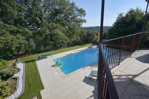 einen Blick über einen Pool im Hinterhof in der Unterkunft Villa La Couaste in Lorgues