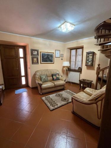 - un salon avec deux canapés et une table dans l'établissement La casa di Franco, à Ruosina