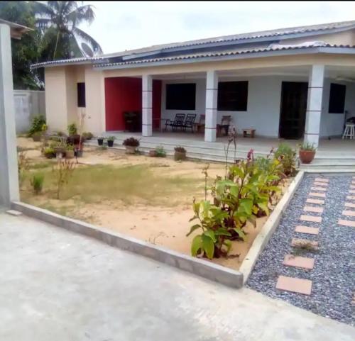 uma casa com um jardim em frente em Villa Stella em Lomé