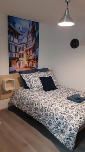 Llit o llits en una habitació de Agréable Studio tout équipé à Mulhouse