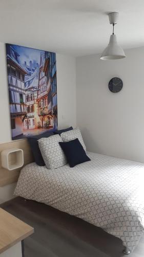 Llit o llits en una habitació de Agréable Studio tout équipé à Mulhouse