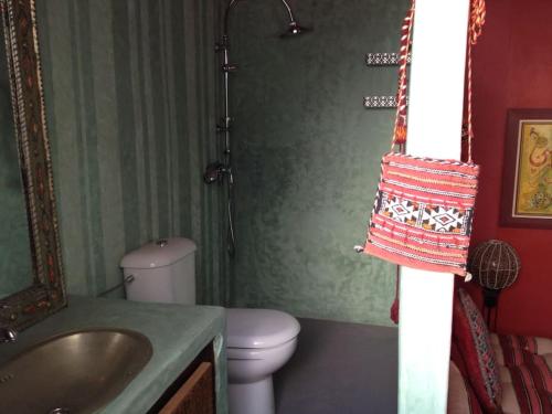 ein Bad mit einem Waschbecken, einem WC und einem Handtuch in der Unterkunft Riad Dar Lina in Rabat