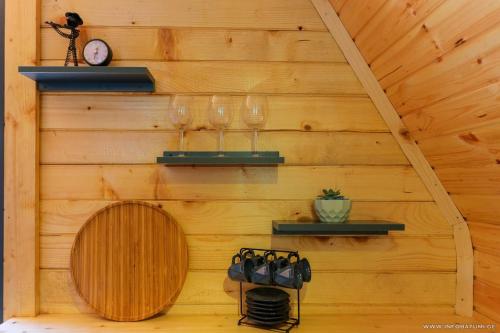 Habitación con pared de madera con gafas y barril. en Discover Gulebi, en K'eda