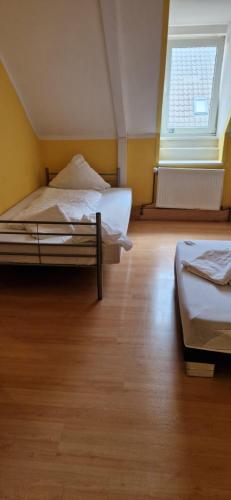 1 dormitorio con 2 camas y ventana grande en Zimmer mit eigenem Bad, en Kaiserslautern