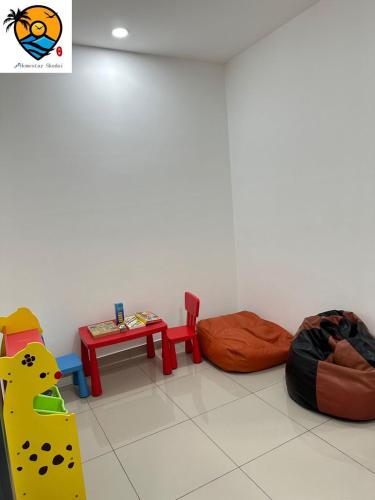 a room with a table and two chairs and a table sidx sidx at ZZZ HOMESTAY SKUDAI in Skudai