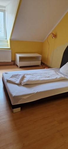 ein Schlafzimmer mit einem Bett und einer Lampe in der Unterkunft Zimmer mit eigenem Bad in Kaiserslautern