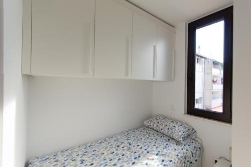 Schlafzimmer mit einem Bett und einem Fenster in der Unterkunft Studio apartman Irma Červar in Poreč