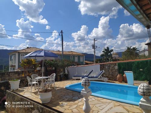 Cette villa dispose d'une piscine et d'une terrasse. dans l'établissement Pousada Estação Tiradentes, à Tiradentes