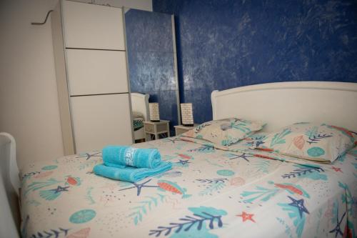a bedroom with a bed with a blue wall at La case à Nath - Piscine chauffée et jacuzzi in Saint-Pierre