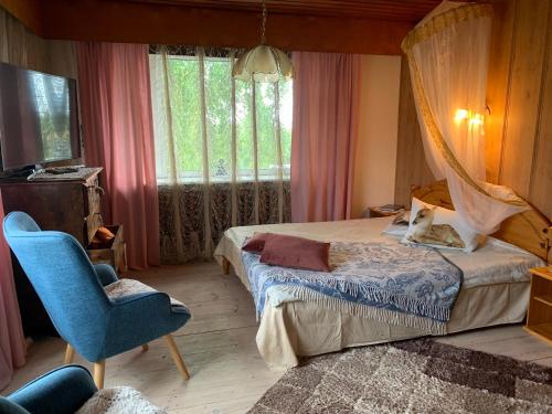 Villa Mariett في كوريساري: غرفة نوم بسرير وكرسي ونافذة