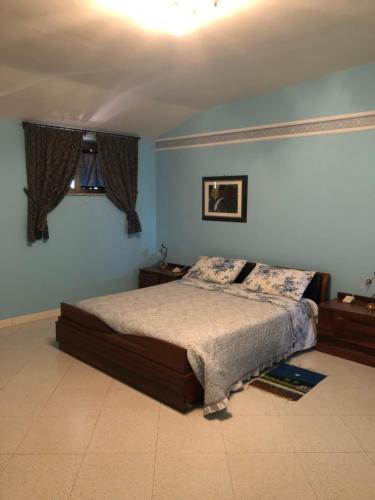 1 dormitorio con cama y lámpara de araña en B&B Boncore, en Montegranaro