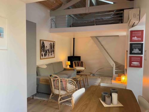 un salon avec un canapé et une mezzanine dans l'établissement Maison « Shaka », à Capbreton