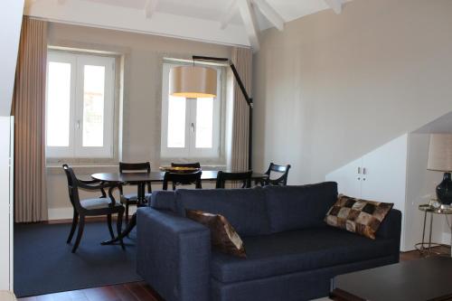sala de estar con sofá azul y mesa en Porto with History, en Oporto