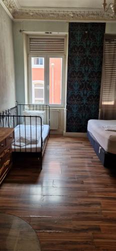 - une chambre avec 2 lits et une fenêtre dans l'établissement Zimmer in Kaiserslautern, à Kaiserslautern