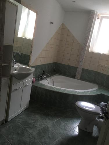 een badkamer met een bad, een wastafel en een toilet bij Zimmer in Kaiserslautern in Kaiserslautern