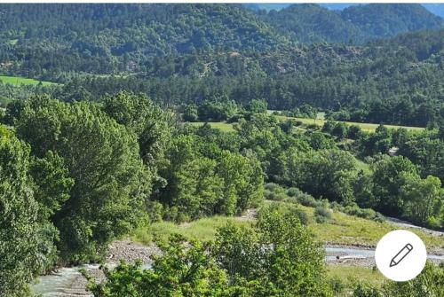 una vista aérea de un valle con árboles y un río en La petite voûte, en Sourribes
