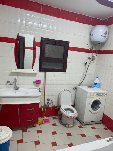 ein kleines Bad mit WC und Waschbecken in der Unterkunft شقه مفروشه للايجار على البحر مباشره بالزقازيق in Kafr az Zand