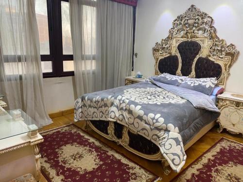 Een bed of bedden in een kamer bij شقه مفروشه للايجار على البحر مباشره بالزقازيق