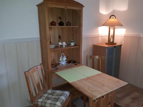 una mesa de madera y una silla en una habitación en Ferienhaus Peter en Weidenberg