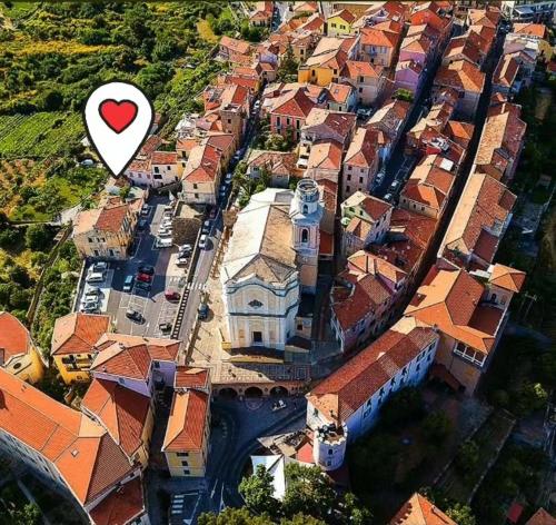 een stad met een hart erop bij La casa di nonna Mary in Diano Castello
