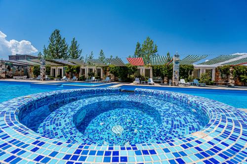 Der Swimmingpool an oder in der Nähe von Maria Resort