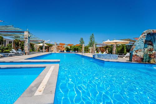 Bazén v ubytování Maria Resort nebo v jeho okolí