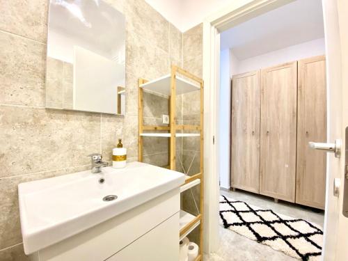 un baño con lavabo y espejo en Single room Perfect for couples or singles, en Roşu