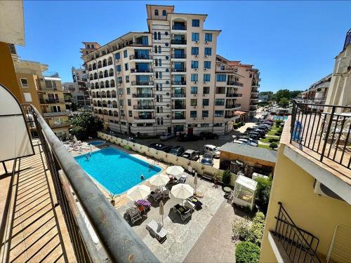 Blue Marine - Menada Apartments veya yakınında bir havuz manzarası