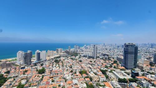 een luchtzicht op een grote stad met gebouwen bij Modern 2BR Amazing Sea View W/Parking by HolyGuest in Tel Aviv