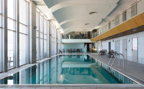 Πισίνα στο ή κοντά στο Modern 2BR Amazing Sea View W/Parking by HolyGuest