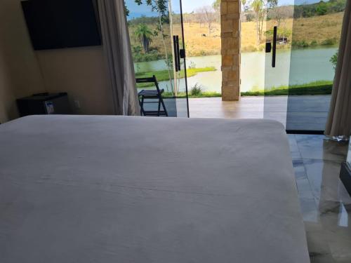 Ένα ή περισσότερα κρεβάτια σε δωμάτιο στο Chalé defronte Lagoa na Serra do Cipó próximo a Cachoeira Grande, Cachoeira do Pedrão e Cachoeira Véu da Noiva