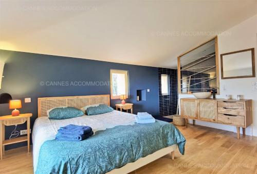 カブリにあるHSUD0049-L Oliveraieの青い壁のベッドルーム1室(大型ベッド1台付)