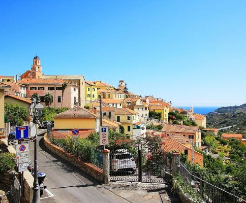uitzicht op een stad met gebouwen en de oceaan bij La casa di nonna Mary in Diano Castello
