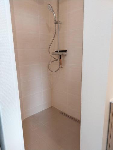 une douche avec pommeau de douche dans une salle de bain dans l'établissement Ma Fleur de sel, à Wimereux