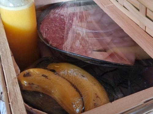 two bananas in a box with a bottle of beer at Cabanas Bela Vista in São Bento do Sapucaí