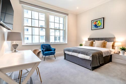 um quarto com uma cama, uma secretária e uma cadeira em Be London - The Lincoln's Inn Residences em Londres