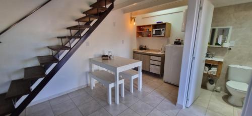 ein Bad mit einem Tisch und einer Treppe in einem Zimmer in der Unterkunft Loft Costanera in Posadas