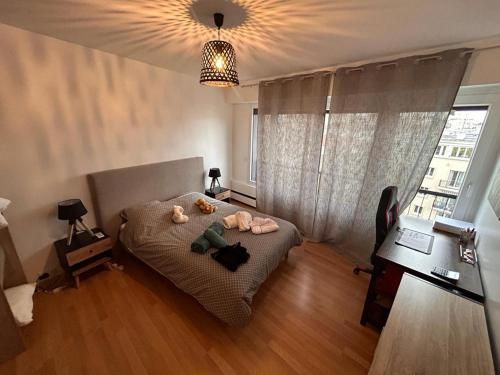 une chambre avec un lit avec deux animaux en peluche dessus dans l'établissement Charme et confort - proche Tour Eiffel Paris 16, à Paris