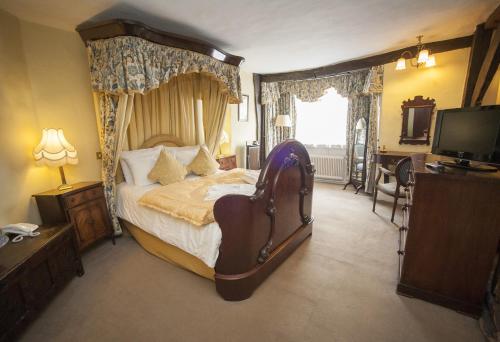 Un pat sau paturi într-o cameră la The Lion Hotel Shrewsbury