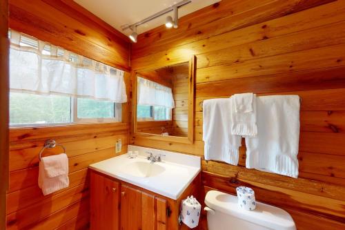 Bathroom sa Johnson Lake Retreat