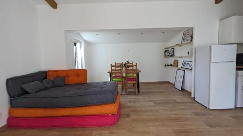 un salon avec un canapé et une table dans l'établissement Maison neuve à 15 min de Cassis, à Roquefort-la-Bédoule