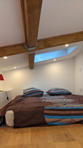 un grand lit dans une chambre avec une fenêtre dans l'établissement Maison neuve à 15 min de Cassis, à Roquefort-la-Bédoule